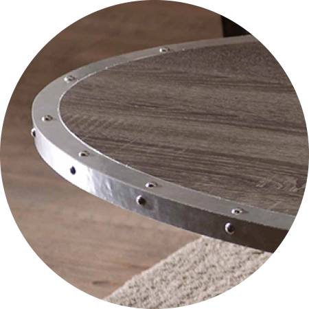 Az asztal szegecsekkel van rögzítve és díszítve.